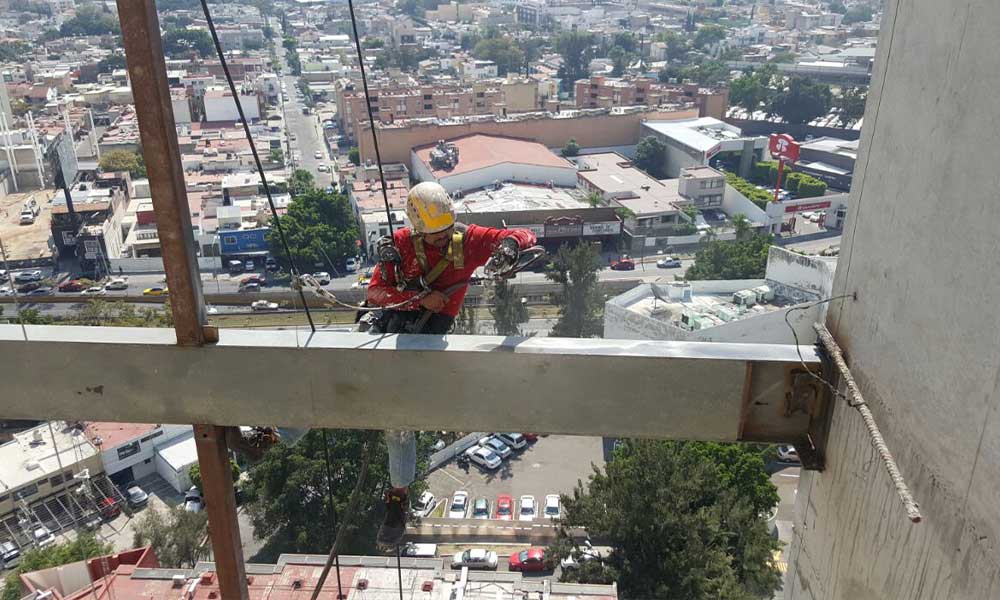 Brago empresa de Mantenimiento, Pintura, Limpieza de cristales, Instalacion en Alturas